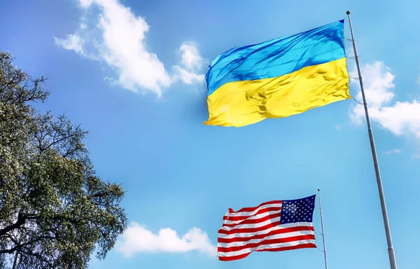 Украина Американский Флаг Гордостью Летят Вместе — стоковое фото