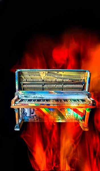 Piyano Yanıyor Büyük Ateş Topu — Stok fotoğraf
