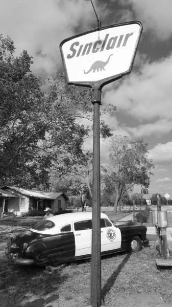 得克萨斯州弗雷德里克堡 2020年11月12日 1950年老古董哈德森警车停放在1950年辛克莱石油公司 Sinclair Oil Corporation 的加油站旁边 — 图库照片