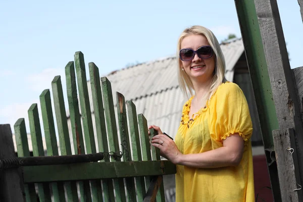 De vrouw in dorp — Stockfoto