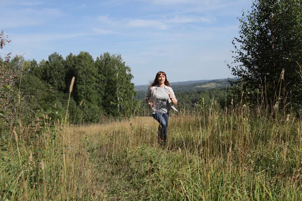 Vrouw loopt — Stockfoto