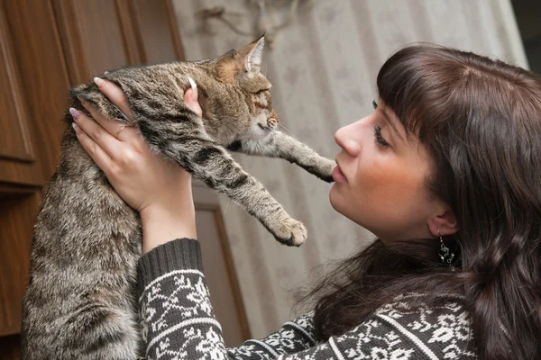 女の子と猫 — ストック写真