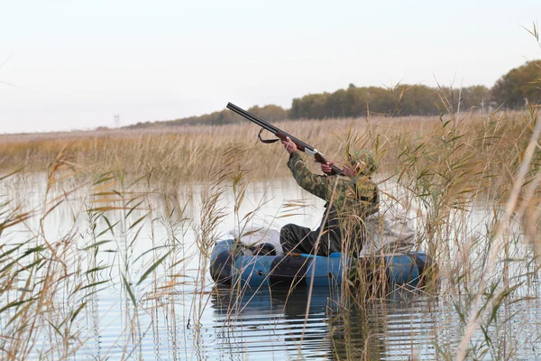 Jägare i en båt — Stockfoto