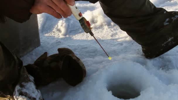 Na pesca de inverno — Vídeo de Stock