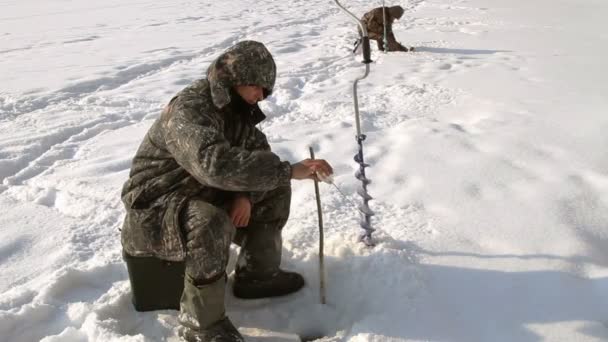 Beim Winterfischen — Stockvideo