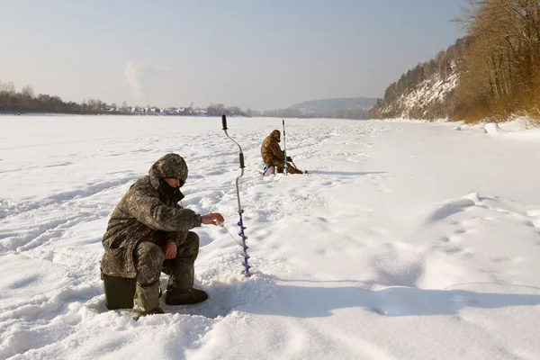 冬の釣りに — ストック写真