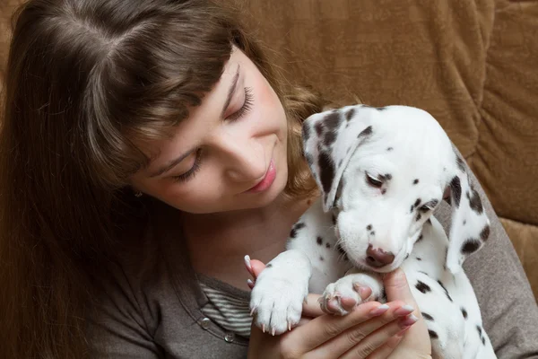 kız ve köpek yavrusu