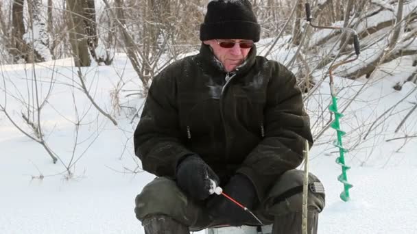 En la pesca de invierno — Vídeos de Stock