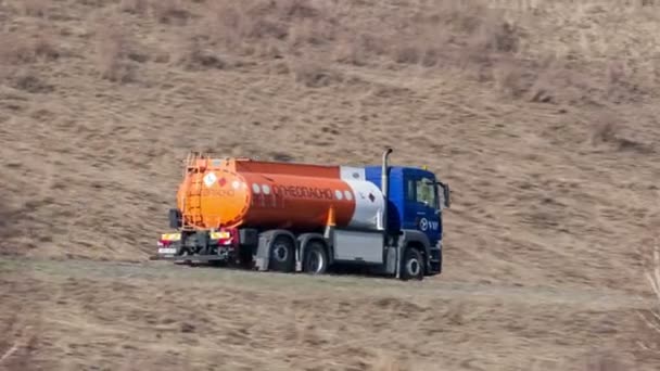Топливный грузовик — стоковое видео