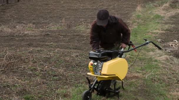 Cultivador de motor — Vídeo de Stock