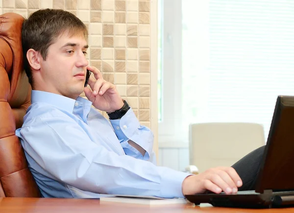 Hombre en la oficina hablando por teléfono — Foto de Stock