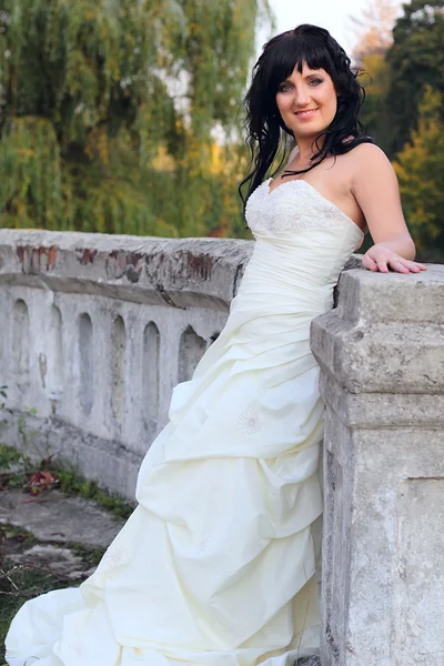 Girl in the wedding dress in the park — Stock Photo, Image