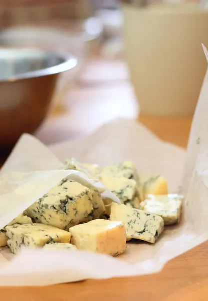 Trozos de queso azul en una cocina — Foto de Stock