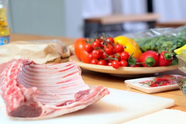 Мясо баранины на кухне — стоковое фото