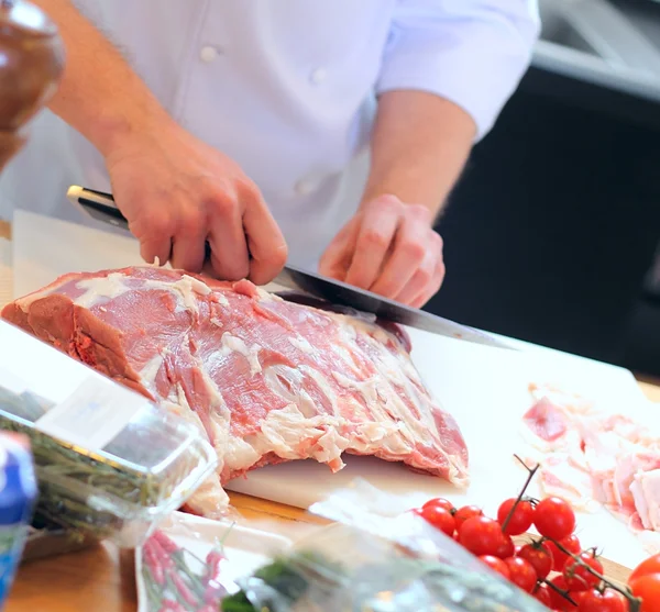 Шеф кухар вирізає м'ясо Стокове Фото