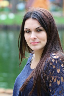 Güzel bir kızın portresi.