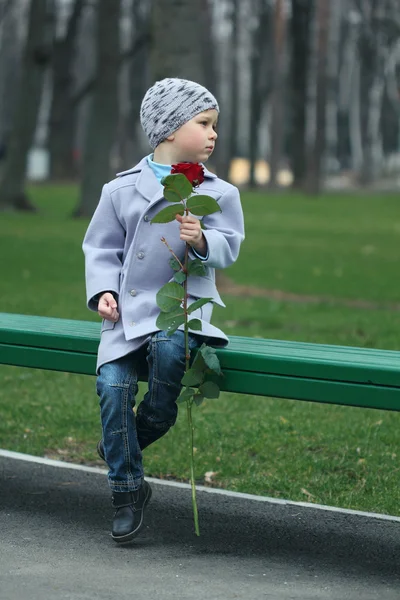 Kleiner Junge wartet im Park Stockfoto