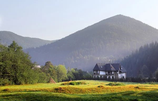 Huis onder Bergen — Stockfoto