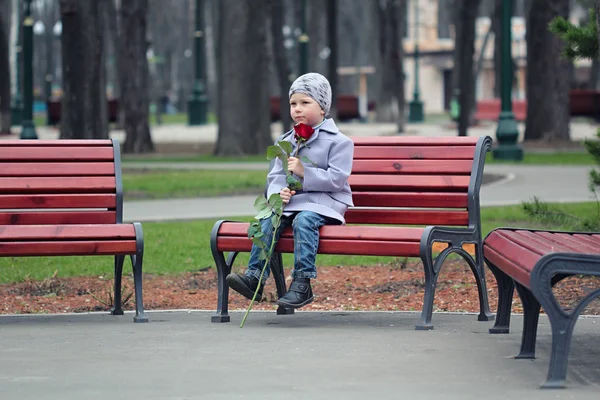 Little boy waiting in the park — Stock Photo, Image