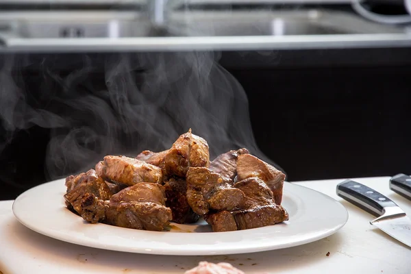 Plátky Smažené maso na talíři — Stock fotografie