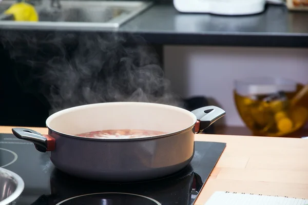 Cacerola en el plato —  Fotos de Stock