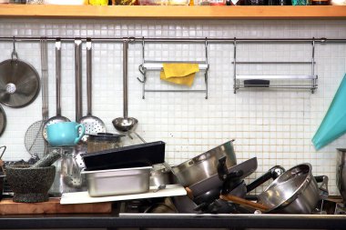 Yemek pişirdikten sonra lavaboda bulaşık yığını var.