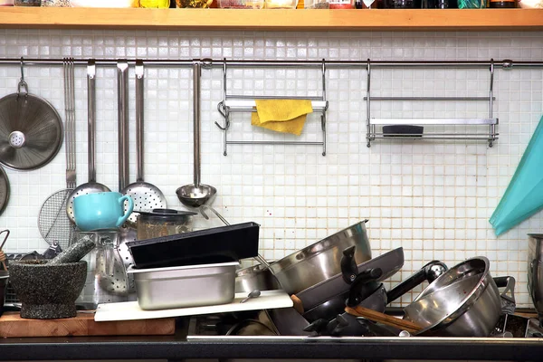 Yemek pişirdikten sonra lavaboda bulaşık yığını var.