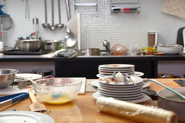 台所の汚れた道具のヒープ ロイヤリティフリーのストック画像