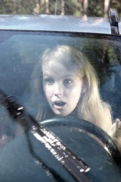 Menina dirigindo um carro na chuva — Fotografia de Stock