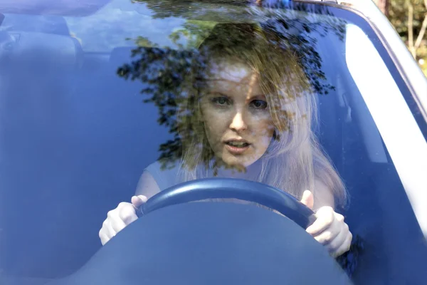 Испуганная женщина в машине — стоковое фото