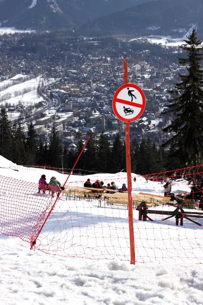 Prohibition sign on the slope — Stock Photo, Image