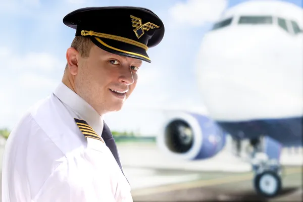 Pilot gülümseyen