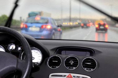 yağmurlu bir gün - trafik sıkışıklığı