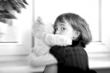 Korkmuş küçük bir kız oyuncak ayı sarılma