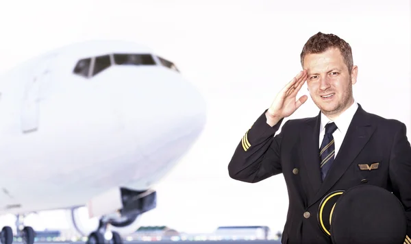 Pilot salutiert vor Flugzeug — Stockfoto