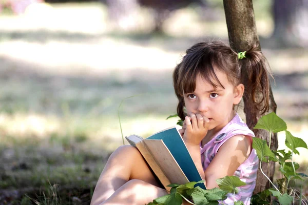 Little girl reading a book — Stock Photo, Image