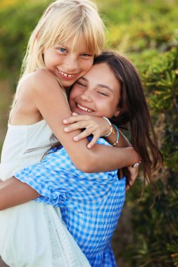 Güneşli bir günde iki arkadaş ve genç kahkaha 