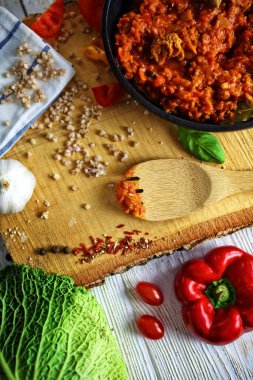 Güveçle servis edilen lezzetli mezeler. 