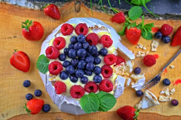 ラズベリー イチゴ ブルーベリーとおいしいパブロバのメレンゲ — ストック写真