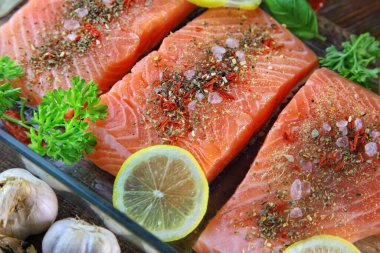 Lezzetli ve sağlıklı somon pişirmeye hazır. 