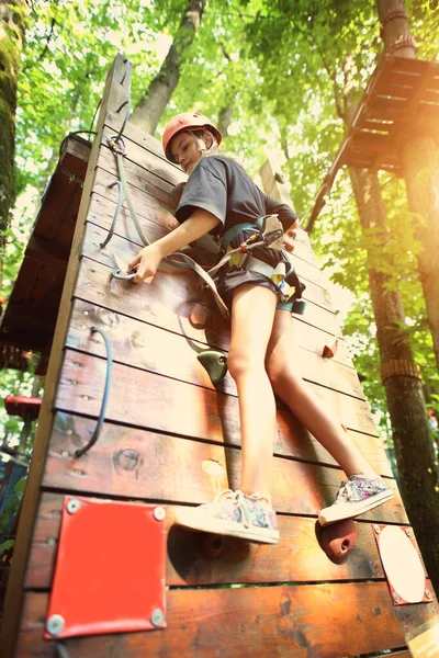 Teenager Climbs Rope Park — Fotografia de Stock