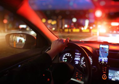 Geceleri şehirde navigasyonlu bir araba sürüyorum.