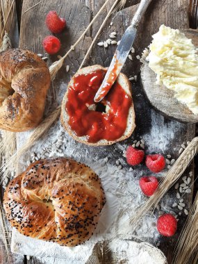 Haşhaş tohumlu ve ahududu reçelli lezzetli börekler.