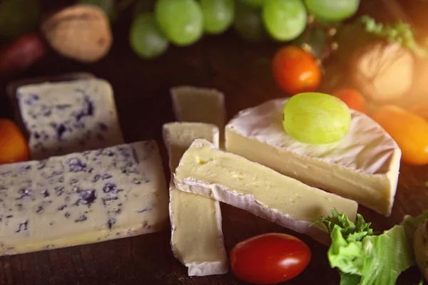 Délicieux Fromages Aux Fruits Sur Une Planche Bois Image En Vente