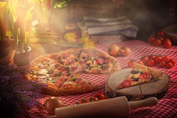 Deliciosa Cálida Pizza Casera Con Salami Aceitunas Imagen de stock