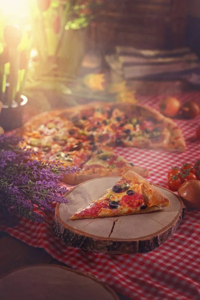 Pizza Una Pizzería Con Salami Verduras Imagen de archivo