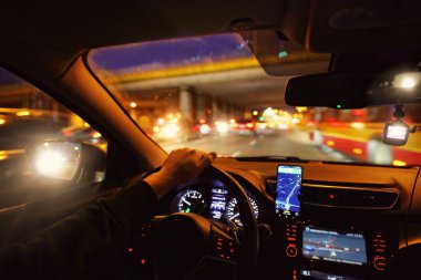 Bir araba gece şehirde sürüş.