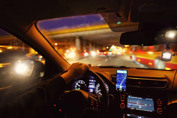 Bir araba gece şehirde sürüş.