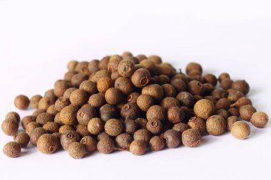 Beyaz arkaplandaki aromatik tüm baharatlar