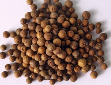 Beyaz arkaplandaki aromatik tüm baharatlar
